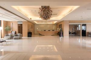 un vestíbulo de un hotel con un gran lobby asterisco en Beacon Hotel, en Taichung