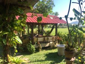 een tuinhuisje in de tuin van een huis bij Soluna Guest House in Pantai Cenang