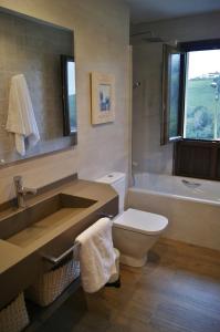 Et badeværelse på Apartamentos Rurales Peñon Blanco