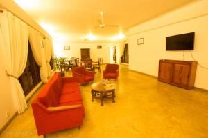 salon z kanapą, krzesłami i stołem w obiekcie Jaffna Heritage Villa w mieście Dżafna