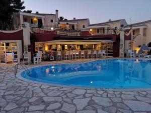 une grande piscine en face d'un hôtel dans l'établissement Mediterranean Blue, à Kavos