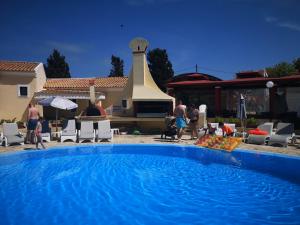 Bazén v ubytování Mediterranean Blue nebo v jeho okolí