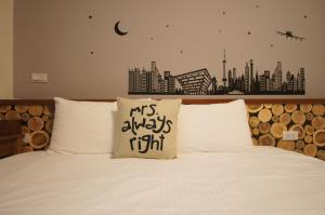 Tempat tidur dalam kamar di Com Inn-花蓮後車站電梯停車場