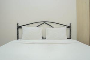 Katil atau katil-katil dalam bilik di Comfy 2BR Apartment Springlake Summarecon Bekasi By Travelio +12 gambar