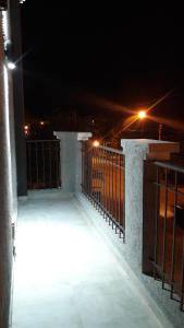 un balcone con recinzione e luci di notte di Departamento Sinsacate a Sinsacate