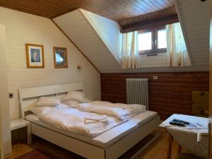 ein Schlafzimmer mit einem großen Bett im Dachgeschoss in der Unterkunft Klammer Gasthof in Kremsbrücke