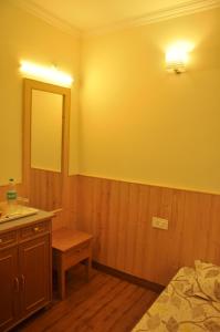 Postel nebo postele na pokoji v ubytování Vatsalyam Home Stay
