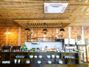 una cucina con pareti in legno e bancone in camera di Phu Quoc Village a Phu Quoc