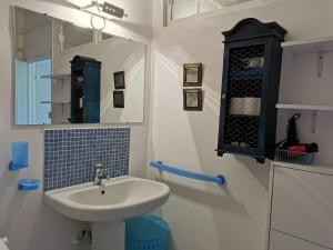 カンヌにあるKarolのバスルーム(洗面台、鏡付)