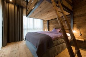 Rúm í herbergi á WOO® Loft Resort