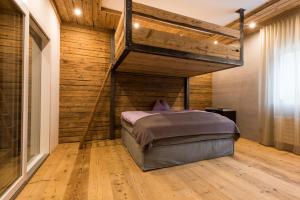 Rúm í herbergi á WOO® Loft Resort