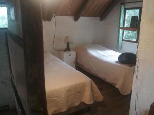 Un dormitorio con dos camas y una ventana en QinLing en playa hermosa y playa verde, en Playa Hermosa 51 fotos más