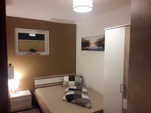 een kleine slaapkamer met een bed en een raam bij Panorama Apartment in Bruck am Ziller