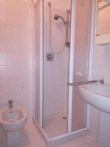 een badkamer met een douche, een toilet en een wastafel bij Valsassina Rent in Introbio
