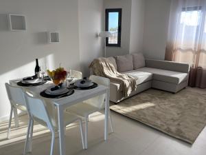 sala de estar con mesa y sofá en Albur Village B - Gerbera, en Alvor