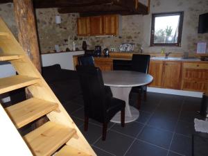 cocina con mesa y sillas en una habitación en Le Beauvais, son gîte, ses chambres en Bourgogne, en Saint-Saulge