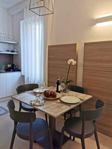 uma mesa de jantar com uma tigela de frutas sobre ela em 3 Amici al Teatro em Verona