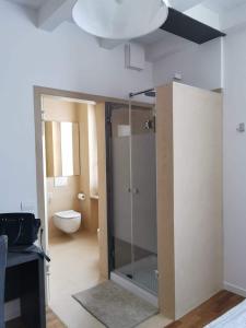 um banheiro com box de vidro e vaso sanitário em 3 Amici al Teatro em Verona