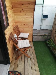 Un patio con dos sillas y una mesa en una terraza. en Casita de Verde, en Santa Cruz de Tenerife
