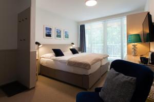 ein Schlafzimmer mit einem großen Bett und einem Fenster in der Unterkunft Resort-Restaurant Stilec in Kamenný Újezd