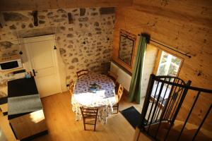 ein Esszimmer mit einem Tisch und Stühlen in einer Hütte in der Unterkunft La cavalièra in Polminhac