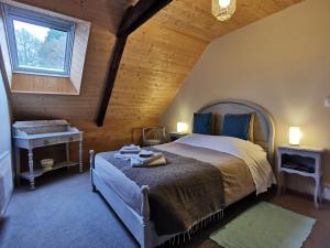 een slaapkamer met een bed, een bureau en een raam bij Chez Yann et Valérie in Pont-Aven