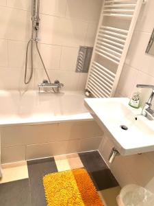 a bathroom with a sink and a bath tub and a sink at Apartment Opera in Vienna