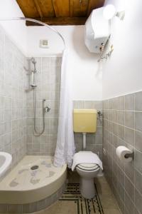 een badkamer met een toilet, een douche en een wastafel bij Amunì in Palermo