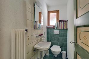 a small bathroom with a sink and a toilet at Gaiola 1er in Bagnes