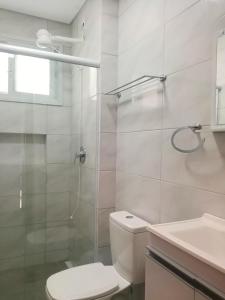 ein Bad mit einem WC, einer Dusche und einem Waschbecken in der Unterkunft Sunny in Florianópolis
