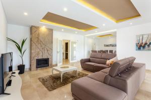 Coin salon dans l'établissement Luxury Vau Beach Villa with Private Heated Pool