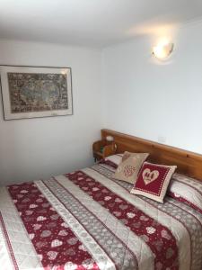 Postel nebo postele na pokoji v ubytování Hotel Chalet Joli