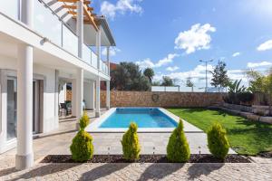 Πισίνα στο ή κοντά στο Luxury Vau Beach Villa with Private Heated Pool