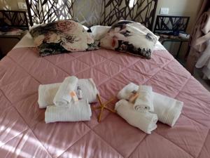 a pink bed with towels and a starfish on it at Casa D'amore in Riomaggiore