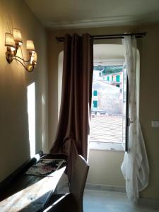 a window in a room with a desk and a window at Casa D'amore in Riomaggiore