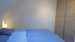 
A bed or beds in a room at De Blauwvoet Studio
