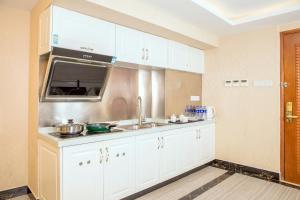 Una cocina o zona de cocina en Guangzhou Boman Apartment Zhengjia Huanshi Branch