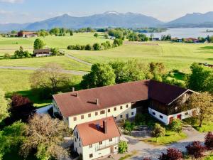 una vista aérea de una casa grande con techo en Zuhäusl am Chiemsee Appartements, en Breitbrunn am Chiemsee