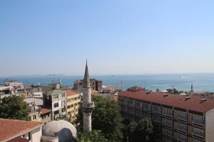 een uitzicht op een stad met een kerktoren bij Mina Hotel - Special Category in Istanbul