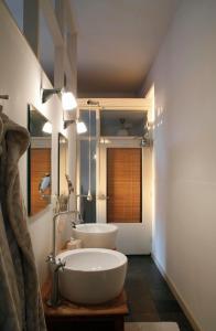 een badkamer met 2 wastafels en een spiegel bij Hotel het Oude Postkantoor in Brummen
