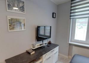 Televízia a/alebo spoločenská miestnosť v ubytovaní Apart-Invest Apartament Wiwi + 2 fotografie