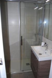 y baño con ducha y lavamanos. en La casa De Los Faros, en El Puerto de Santa María