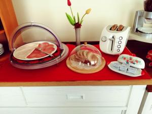 einen Tisch mit Tellern und einem Toaster in der Unterkunft Hermes Hotel in Policoro