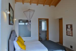 A bed or beds in a room at Cal Velho - Holiday Lodge