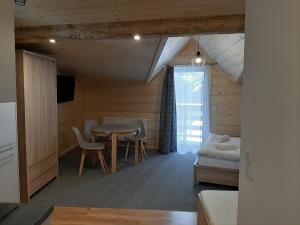 una stanza con un tavolo, sedie e un letto di Apartamenty i pokoje u Klimka a Zakopane