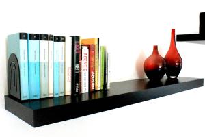 a shelf with a bunch of books and vases at ABLA Guest House in Carcavelos