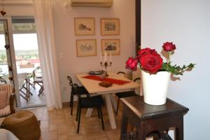Posedenie v ubytovaní Corinthian Sun - Vacation Home