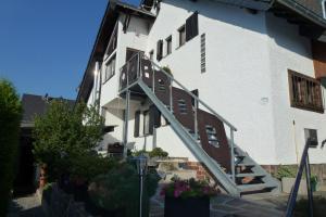 ein weißes Gebäude mit einer Seitentreppe in der Unterkunft Blindert in Mechernich