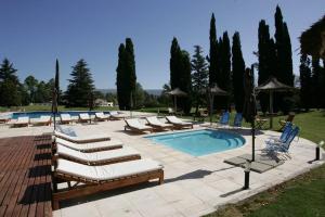 una piscina con tumbonas y un montón de lugares de interés en San Miguel Plaza Hotel All Inclusive en Villa San Miguel