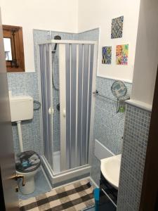 パレルモにあるnostra casa suiteのバスルーム(シャワー、トイレ付)